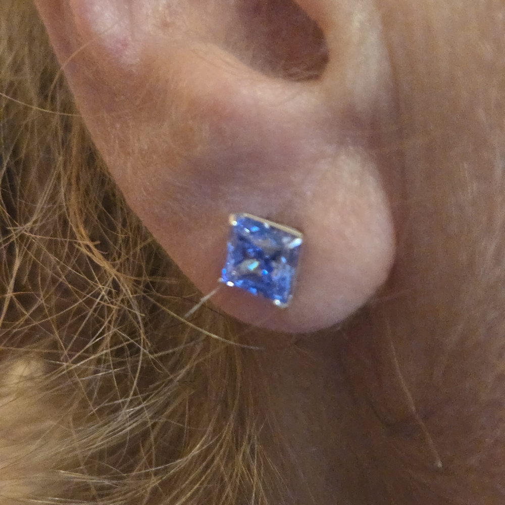 10kt Solid Yellow Gold Blue Cubic Zirconia Stud